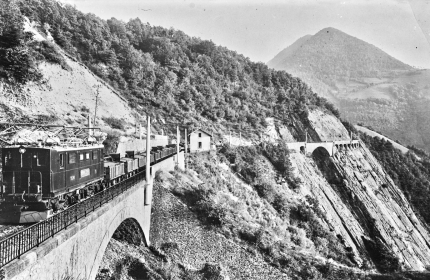 Le chemin de fer de la Mure, vers 1930, au passage de la Rivoire. Avec un à-pic de 300 m sur le Drac !